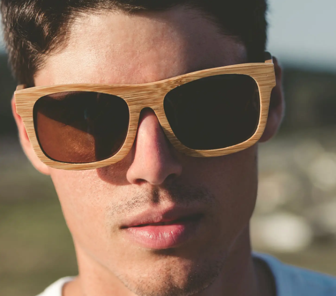 oculos de madeira claro lente azul